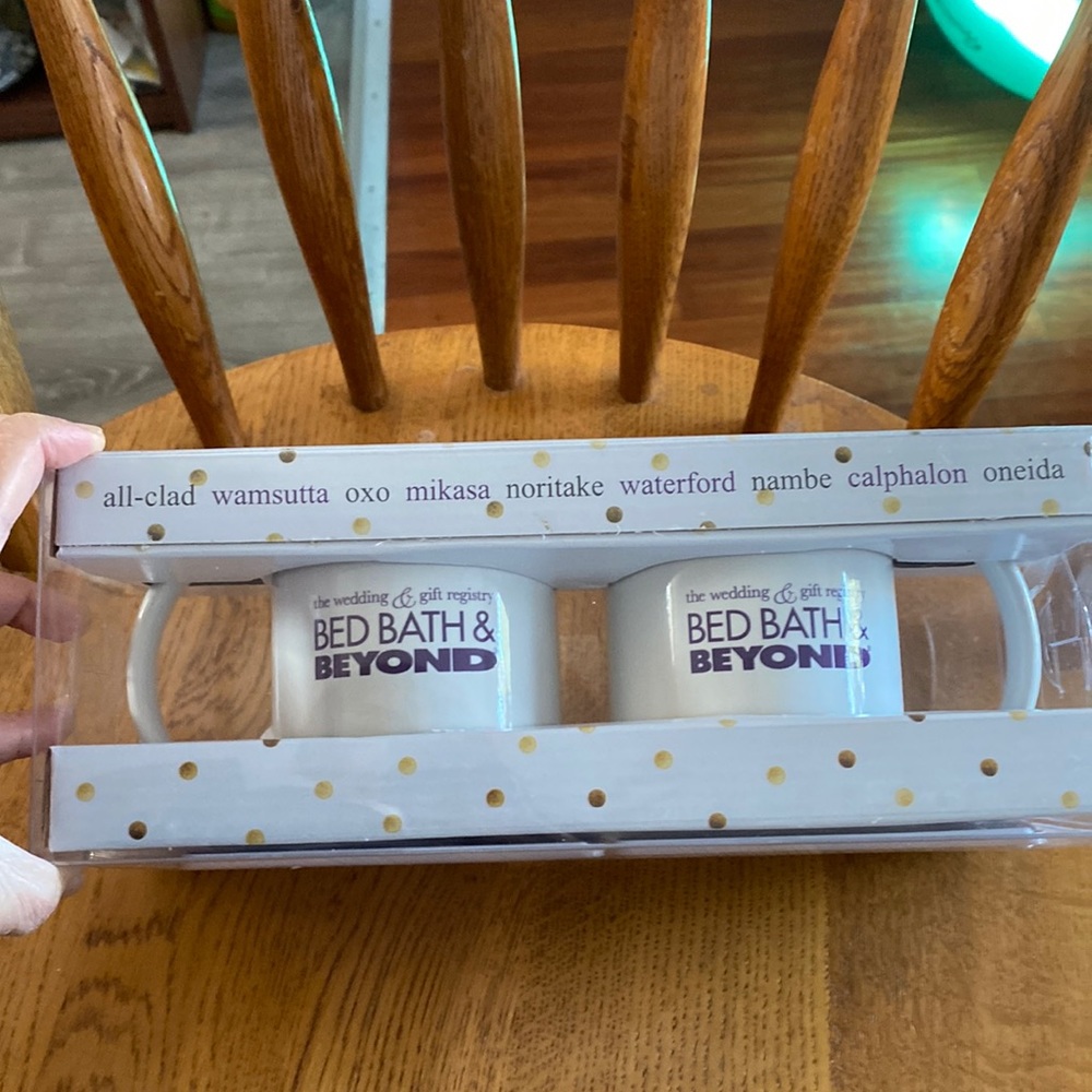 2 coffee mug. Bed bath and beyond brand . Comes with luggage tag